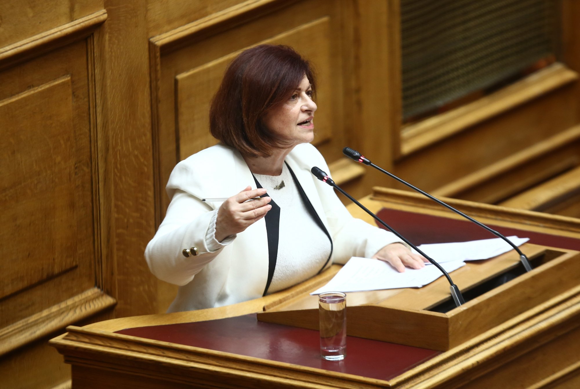 Βουλή: Πολιτική υποχρηματοδότησης της κυβέρνησης σε Υγεία και Παιδεία, λέει η Μανωλάκου