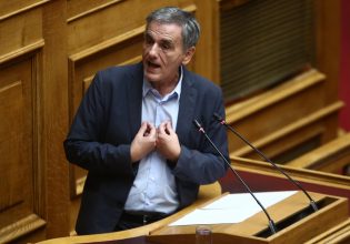 Βουλή: Δεν αντιμετωπίζει το κοινωνικό πρόβλημα ο προϋπολογισμός, λέει ο Τσακαλώτος
