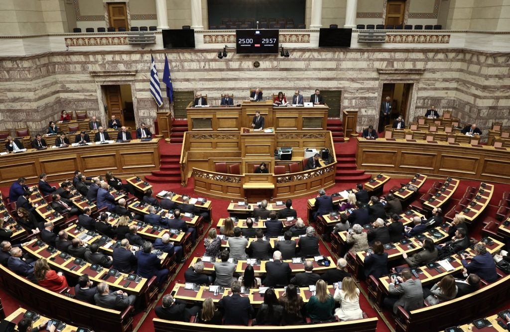 Βουλή: Εγκρίθηκε ο προϋπολογισμός – Με 249 «ναι» πέρασαν οι αμυντικές δαπάνες