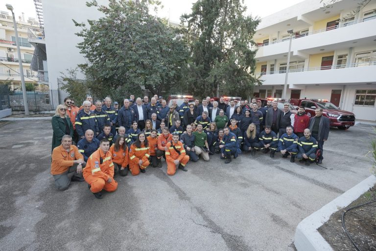 Δεκαπέντε πυροσβεστικά οχήματα στην μάχη προστασίας του Υμηττού