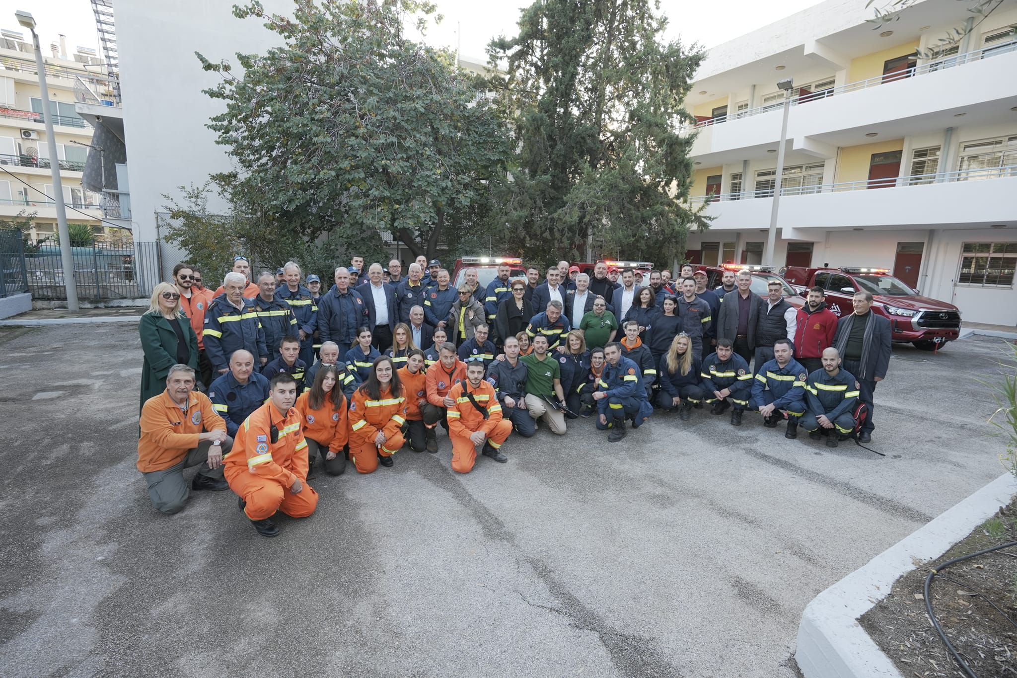 Δεκαπέντε πυροσβεστικά οχήματα στην μάχη προστασίας του Υμηττού