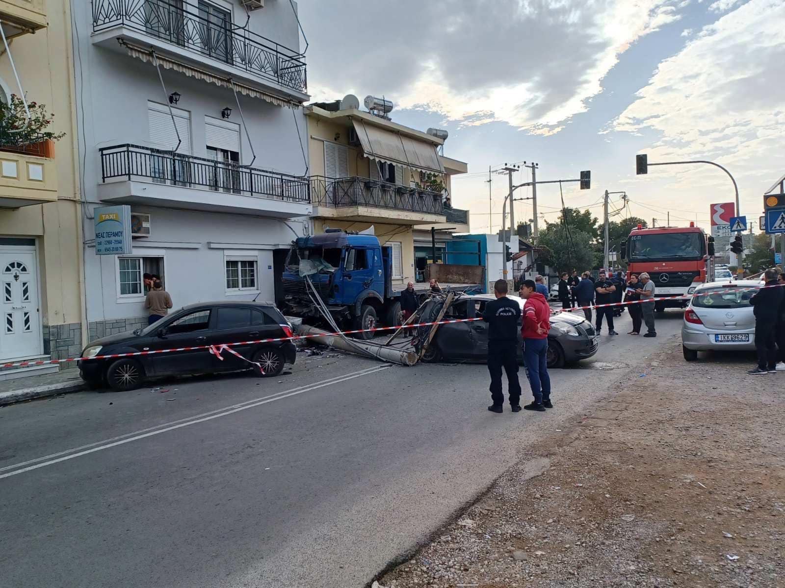 Φορτηγό γκρέμισε τσιμεντένια κολώνα ηλεκτρισμού και παρέσυρε δύο ΙΧ