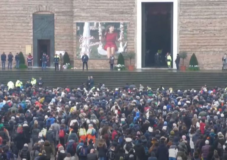 Χιλιάδες Ιταλοί αποχαιρέτησαν την 22χρονη Τζούλια – Η γυναικοκτονία που γέμισε τους ιταλικούς δρόμους