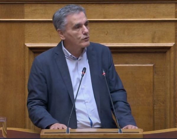 Το «φάντασμα του Τσοβόλα» πλανιέται πάνω από τη ΝΔ, λέει ο Τσακαλώτος για το φορολογικό