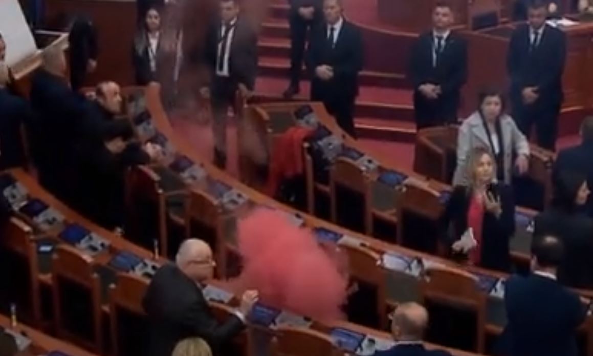 Αλβανία: Ένταση, μπράβοι και καπνονογόνα στη Βουλή για τη μεταναστευτική συμφωνία με την Ιταλία