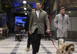 Ο Στέφανος Κασσελάκης στο μπαζάρ του συλλόγου γονέων του ΚΕΘΕΑ