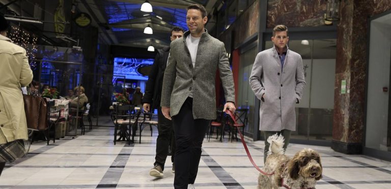 Ο Στέφανος Κασσελάκης στο μπαζάρ του συλλόγου γονέων του ΚΕΘΕΑ