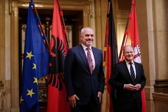 Στήριξη Σολτς στην Αλβανία - «Να δούμε τη μεγάλη εικόνα και να προχωρήσει η ενταξιακή πορεία»