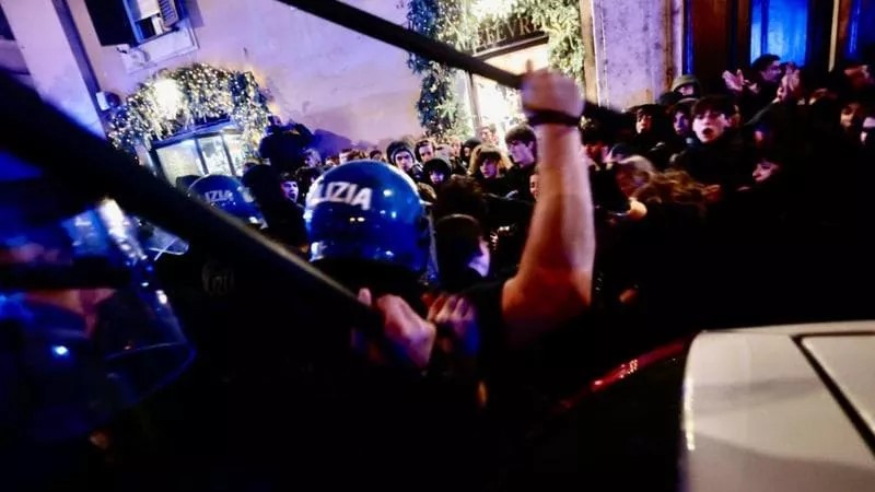Αστυνομικοί χτύπησαν με γκλομπ μαθητές λυκείων κοντά στη Βουλή της Ρώμης