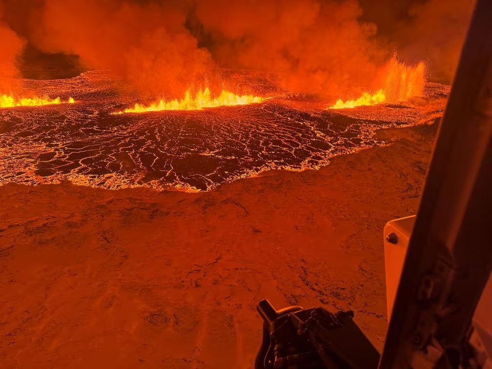 Φωτογραφίες που κόβουν την ανάσα από την έκρηξη ηφαιστείου στην Ισλανδία -  Δείτε live εικόνα | in.gr