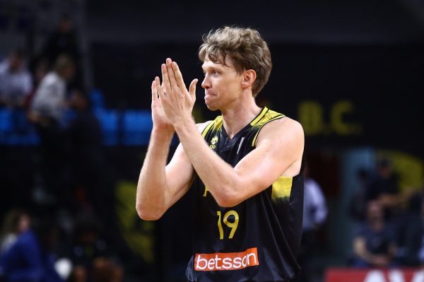 ΑΕΚ: Κάταγμα ο Κουζμίνσκας, νοκ άουτ για ενάμιση μήνα