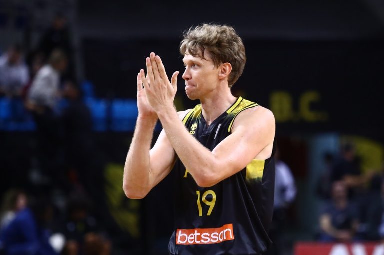 ΑΕΚ: Κάταγμα ο Κουζμίνσκας, νοκ άουτ για ενάμιση μήνα