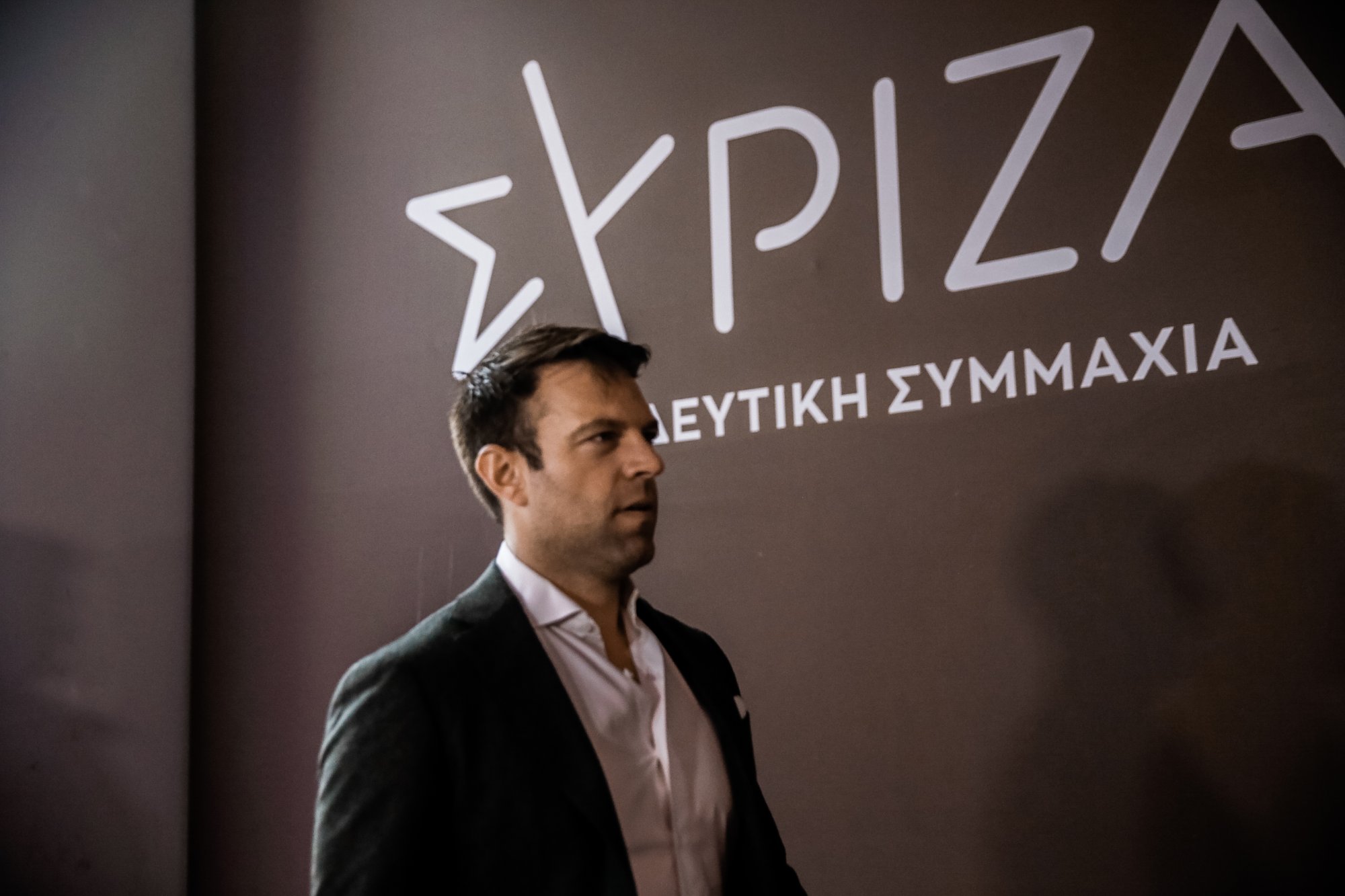 «Καλωσήρθε το δολάριο» - Ο Κασσελάκης δανείζει τον ΣΥΡΙΖΑ για να πληρώσει υποχρεώσεις