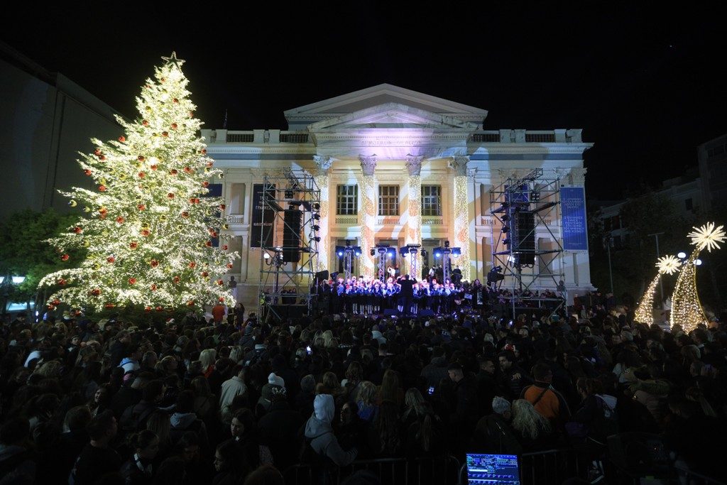 Στον Πειραιά το πιο φωτεινό Χριστουγεννιάτικο δένδρο