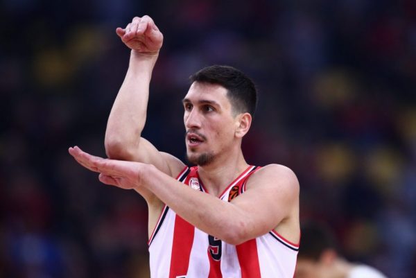 Επικό βίντεο: Η «καλημέρα» του Ολυμπιακού με Λαρεντζάκη υπό τους ήχους του Βέγγου και του… φιδιού