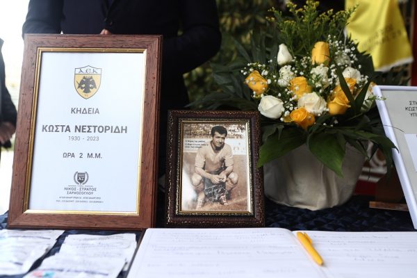Συγκίνηση στο τελευταίο αντίο στον Κώστα Νεστορίδη –  Δείτε φωτογραφίες από το λαϊκό προσκύνημα
