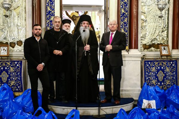 Σπουδαία κίνηση από τον Ολυμπιακό: Γεύματα αγάπης στην Ιερά Μητρόπολη Πειραιά (pics, vid)