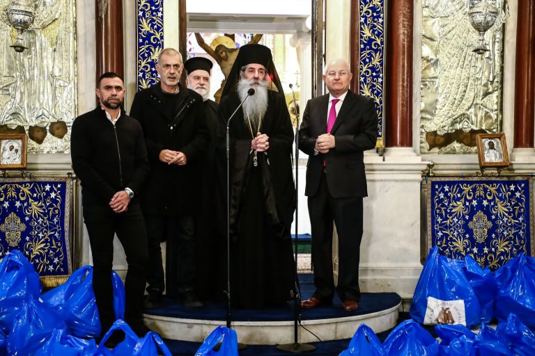 Σπουδαία κίνηση από τον Ολυμπιακό: Γεύματα αγάπης στην Ιερά Μητρόπολη Πειραιά (pics, vid)