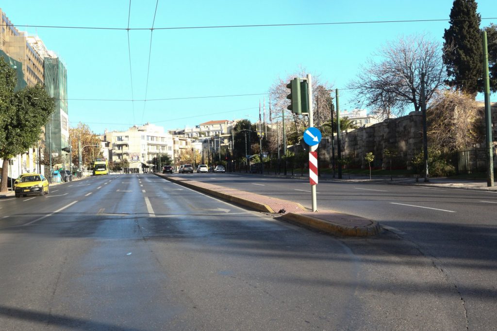 Χριστούγεννα: Άδειοι οι δρόμοι της Αθήνας – Εξαφανίστηκε το μποτιλιάρισμα