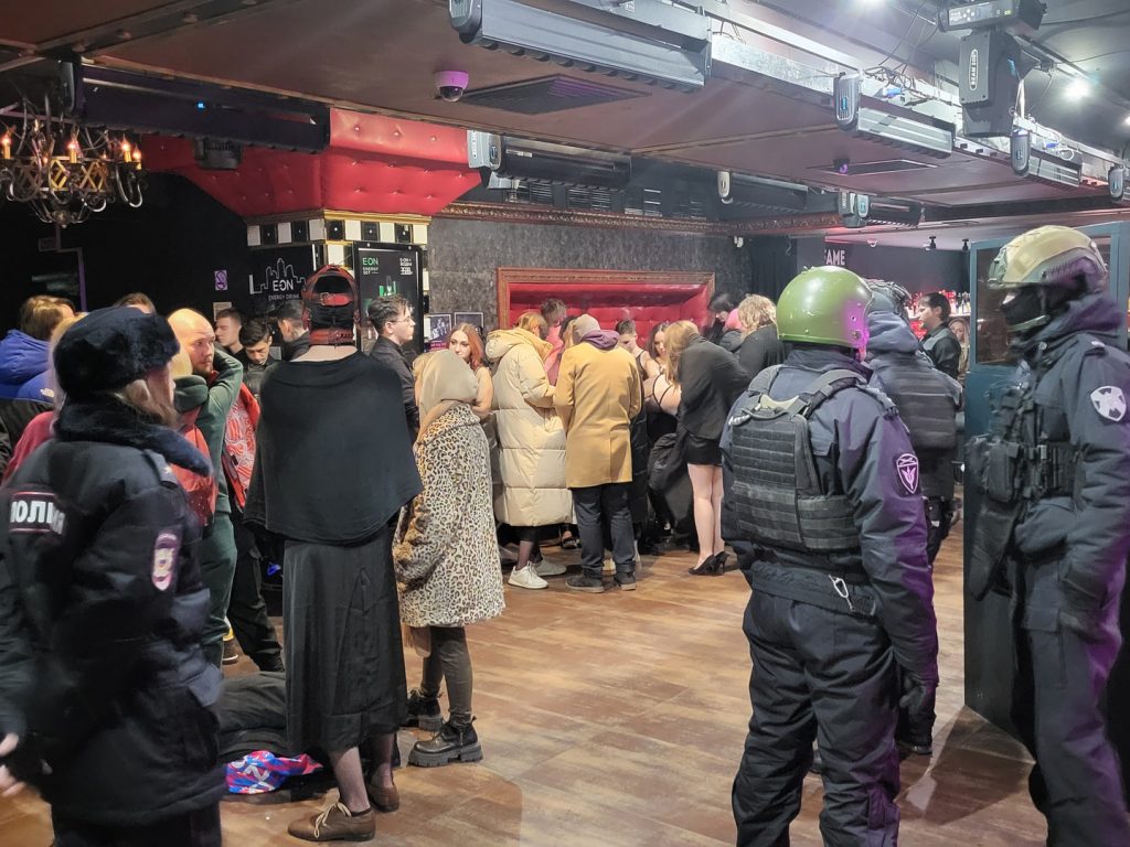 Επιδρομή των ρωσικών αρχών σε γκέι μπαρ – Συλλήψεις με αφορμή τον νέο αντι-ΛΟΑΤΚΙ νόμο