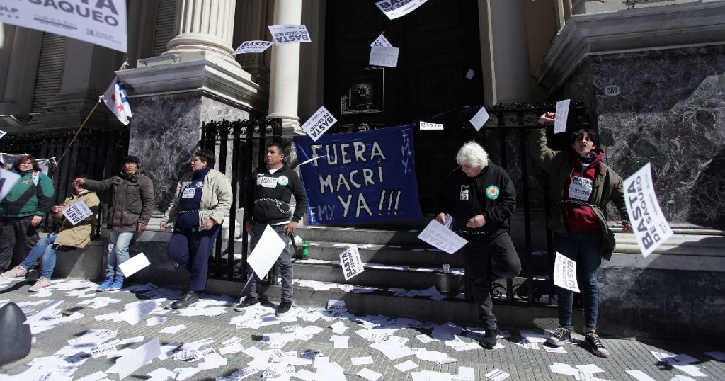 «Ο λαός θα υποφέρει» – Σοκαρισμένοι οι πολίτες από τα σκληρά μέτρα λιτότητας στην Αργεντινή