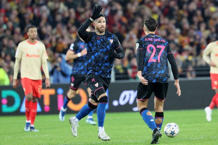 Χαμός ανάμεσα σε οπαδούς και παίκτες της Σεβίλλης – Στο στόχαστρο ο Ράμος (vid)