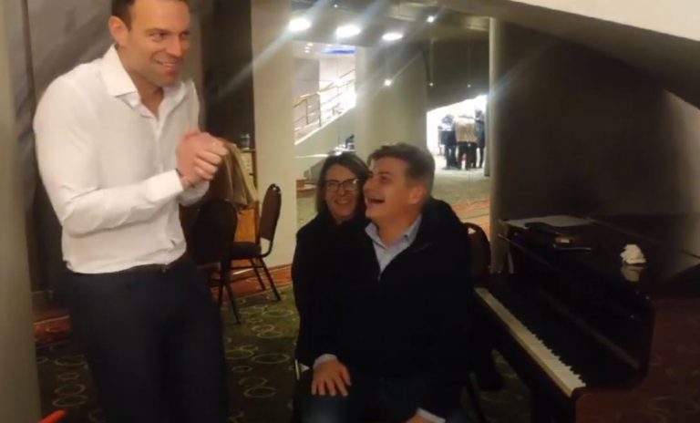 «Και είμαστε ακόμα ζωντανοί» – Ο Φαραντούρης έπαιξε πιάνο έξω από την Κ.Ε. του ΣΥΡΙΖΑ
