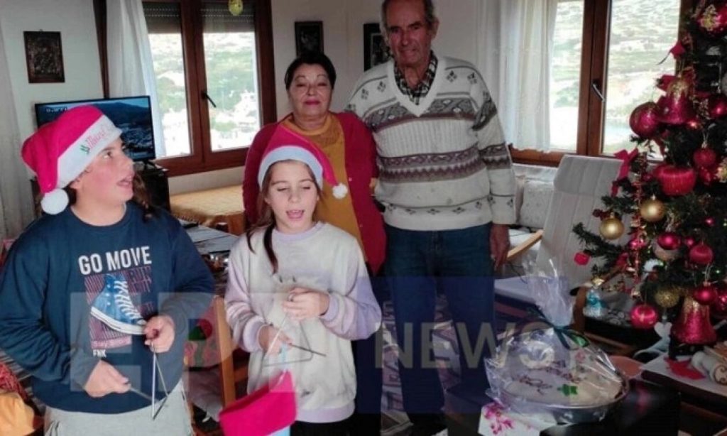 Αρκιοί: Ο μοναδικός μαθητής του σχολείου είπε τα κάλαντα της πρωτοχρονιάς με παρέα