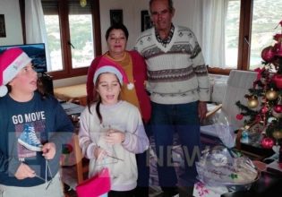 Αρκιοί: Ο μοναδικός μαθητής του σχολείου είπε τα κάλαντα της πρωτοχρονιάς με παρέα