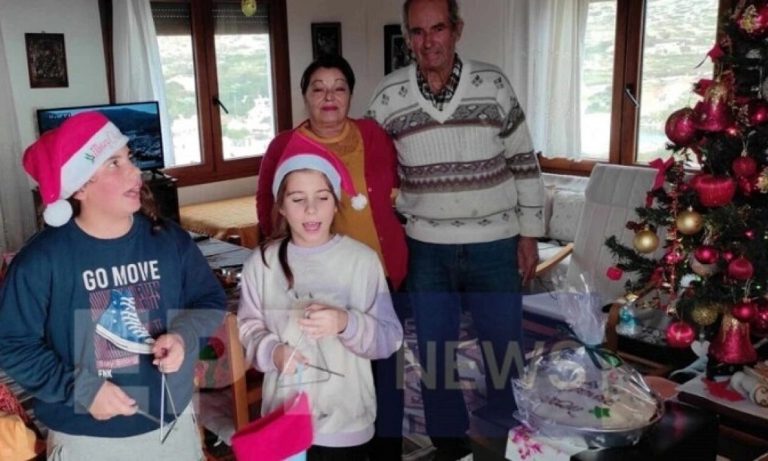 Αρκιοί: Ο μοναδικός μαθητής του σχολείου είπε τα κάλαντα της πρωτοχρονιάς με παρέα