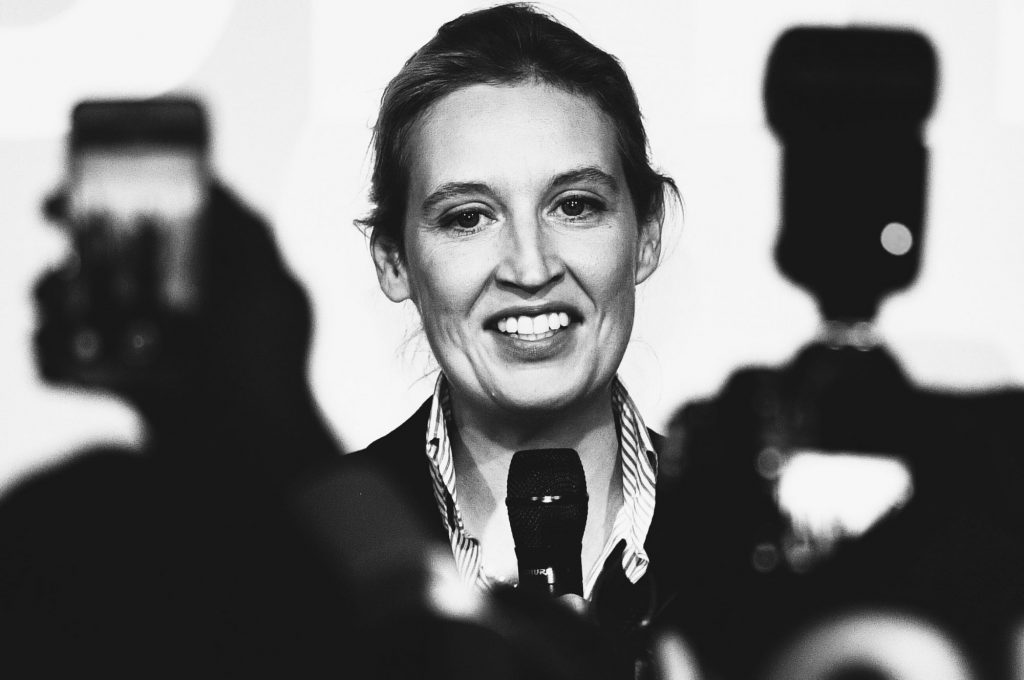 Πως οι γερμανικές υπηρεσίες θέλουν να κόψουν τον βήχα στη Βάιντελ και τους ακροδεξιούς φίλους της δια παντώς