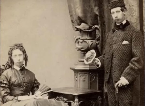 Τίνος αυτοκράτορα ο αδελφός έβγαζε τη στρατιωτική στολή και ντυνόταν γυναίκα δημοσίως