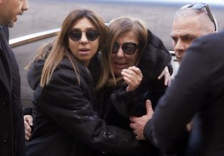 Βασίλης Καρράς: Τον αποχαιρέτησαν με επιτυχίες του και ποντιακά τραγούδια – «Λύγισε» η σύζυγός του