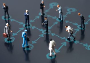 Σαρώνει ο κοροναϊός μέσα στις γιορτές