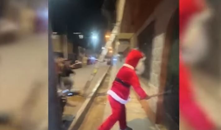 Περού: Ο «Άγιος Βασίλης» δεν είχε σάκο αλλά βαριοπούλα – Η στιγμή που κάνει «ντου» σε άντρο συμμορίας