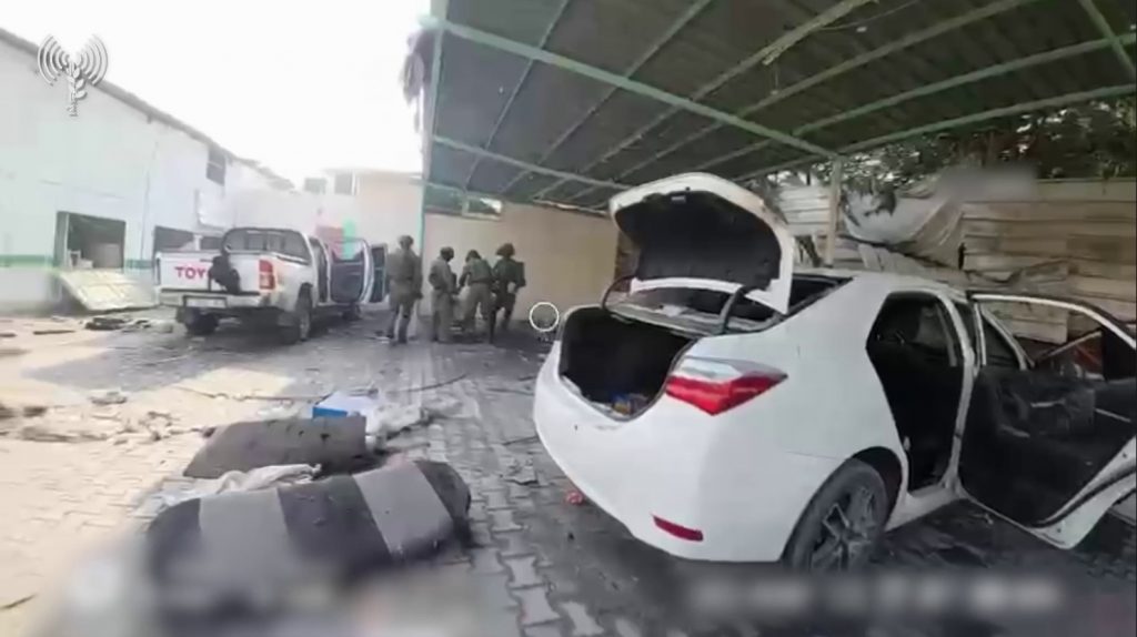 Αυτοκίνητο ομήρου και φορτηγάκι της Χαμάς σε νοσοκομείο στη βόρεια Γάζα