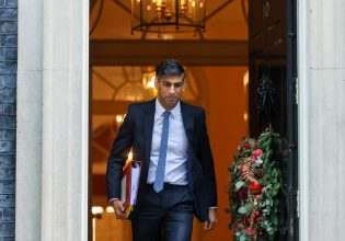 Ο Ρίσι Σούνακ «παίζει» τον Χιου Γκραντ στο Χριστουγεννιάτικο βίντεο από τη Ντάουνινγκ Στριτ