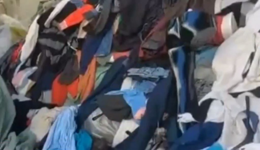 Θεσσαλονίκη: Πέταξαν σακιά με ρούχα μπροστά από μαγαζί – Οι περαστικοί έπαιρναν ότι τους έκανε