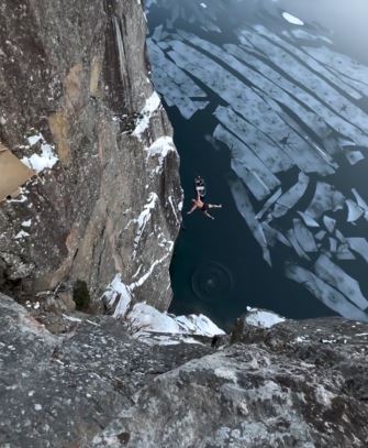 Νορβηγία: Άνδρας βουτά από τα 40,5 μέτρα στα παγωμένα νερά με την κοιλιά