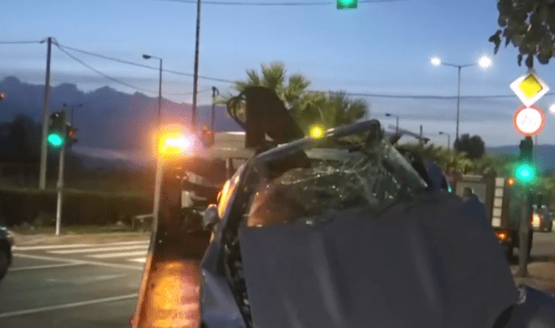 Σοβαρό τροχαίο στη Λ. Ποσειδώνος - Αυτοκίνητο καρφώθηκε σε δέντρο