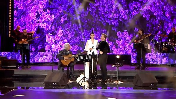 «Σύνορα η αγάπη δεν γνωρίζει» τραγουδά ο Κώστας Χατζής, με την κόρη του Δανιέλα και τον Τάκη Ζαχαράτο