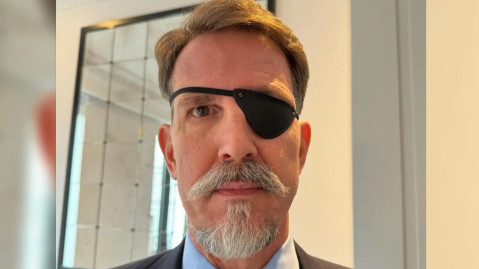 Παύλος Γλύξμπουργκ: Με νέο λουκ που παραπέμπει σε πειρατή