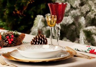 Το γιορτινό τραπέζι των πολιτικών αρχηγών και το ιδανικό δώρο