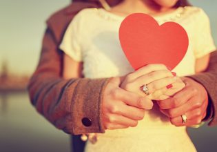 Ζευγάρια που ερωτευτήκαν και αυτά που χώρισαν το 2023