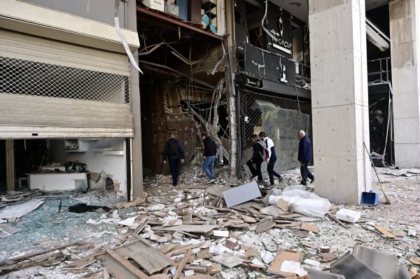 Πειραιάς: Εκτεταμένες ζημιές στον Πειραιά μετά την έκρηξη – «Καταστροφή» λέει ιδιοκτήτρια καταστήματος