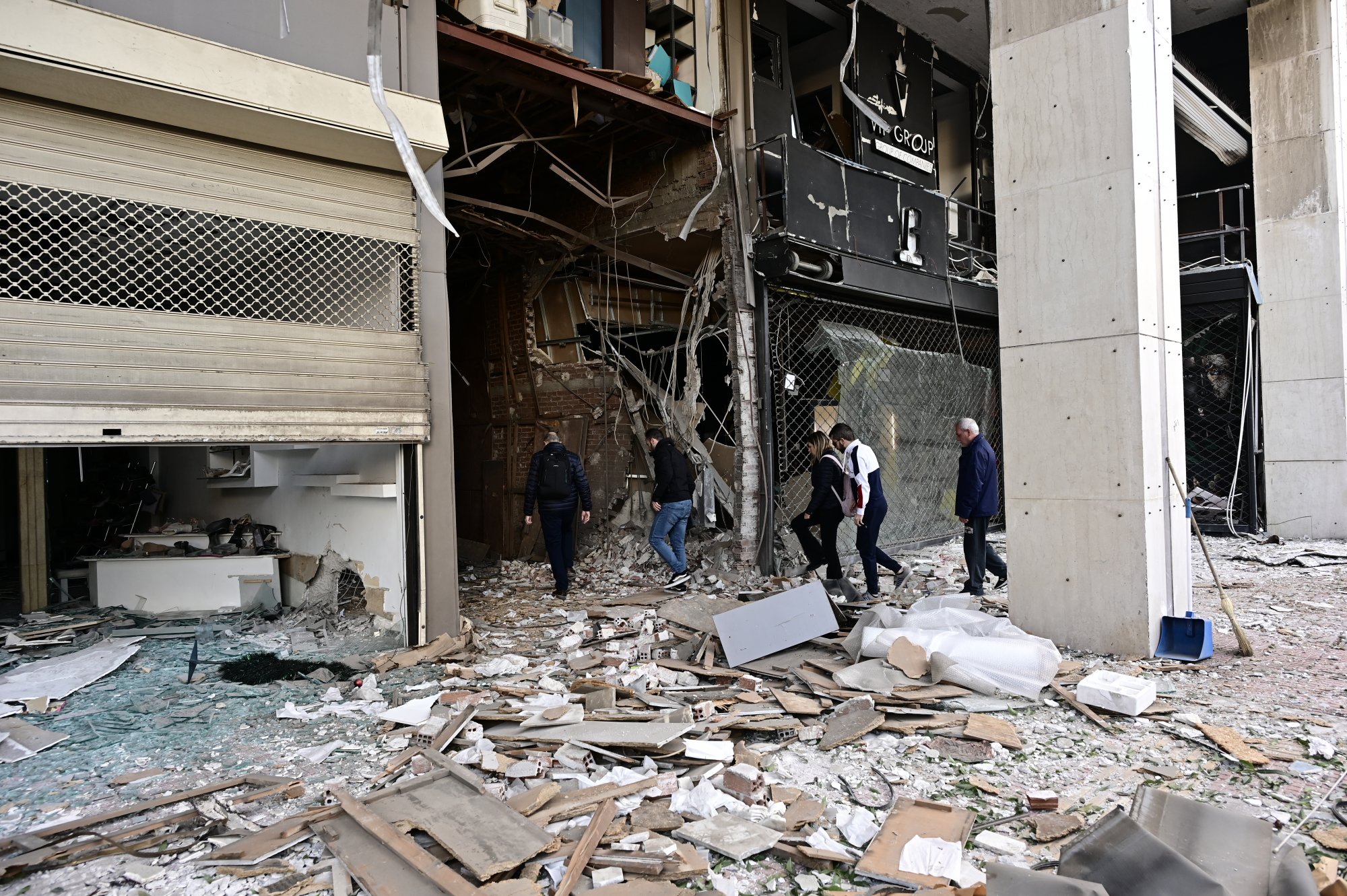 Πειραιάς: Εκτεταμένες ζημιές στον Πειραιά μετά την έκρηξη - «Καταστροφή» λέει ιδιοκτήτρια καταστήματος