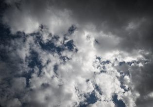 Καιρός: Σφοδρή καταιγίδα, χαλάζι και θυελλώδεις άνεμοι χτυπούν την Αθήνα