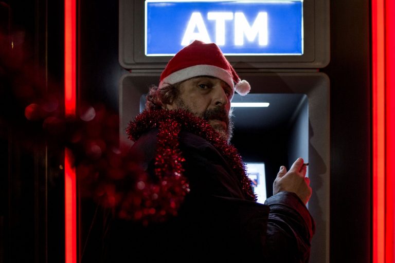 «Ήρθαν τα Χριστούγεννα και η Πρωτοχρονιά! (δυστυχώς)» – Μια παράσταση για την καταραμένη «χαρά των γιορτών»