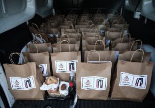 Δίπλα στον συνάνθρωπο – 3.000 «γεύματα αγάπης» για τους άστεγους του Πειραιά τις ημέρες των εορτών