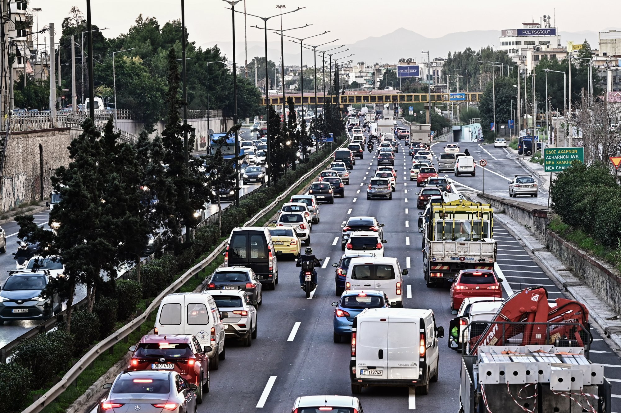 Κίνηση: Στο κόκκινο οι κεντρικοί δρόμοι της Αθήνας - Πού παρατηρούνται ουρές χιλιομέτρων